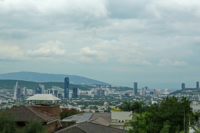 Photo of Beautiful view of city with buildings and mountains