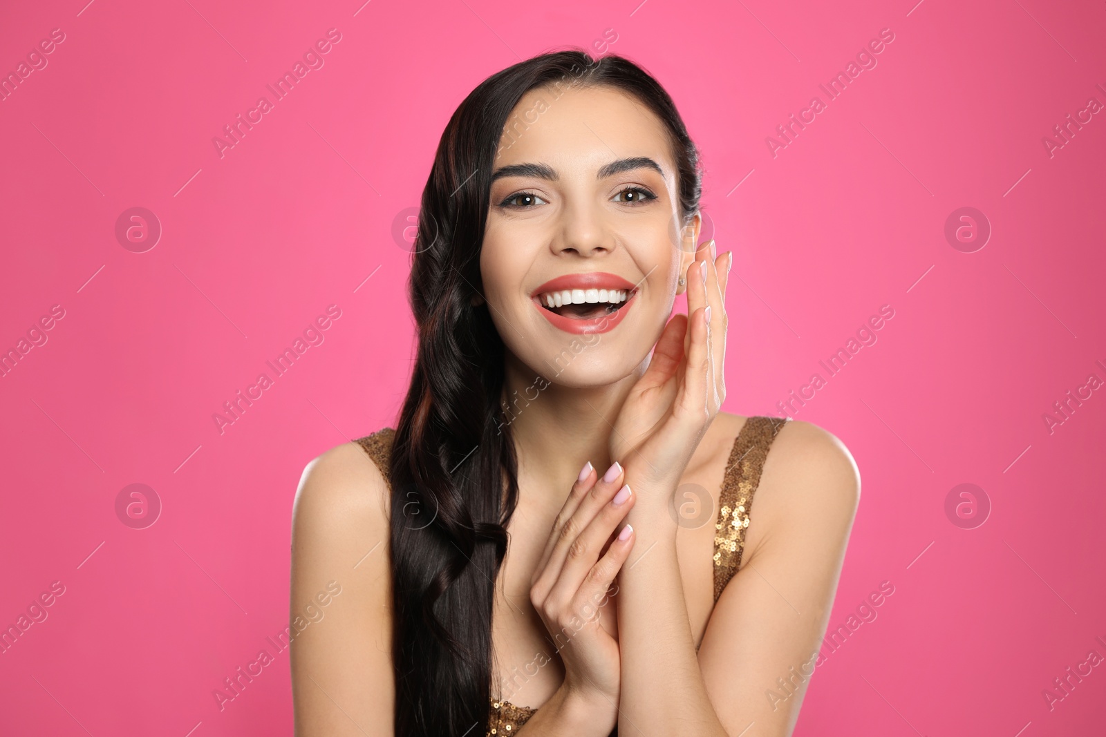 Photo of Portrait of surprised woman on pink background