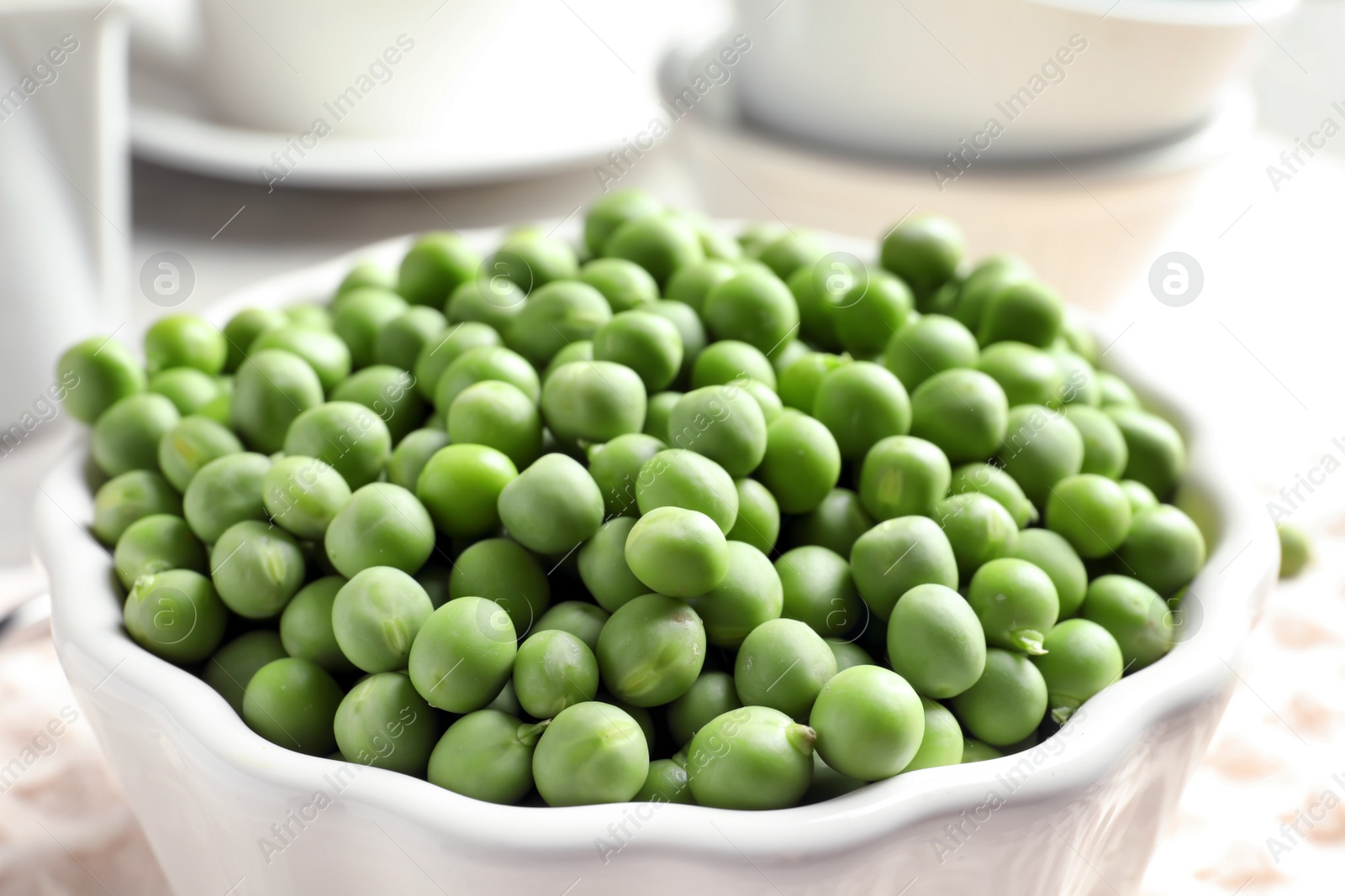 Photo of Bowl with delicious fresh green peas, closeup