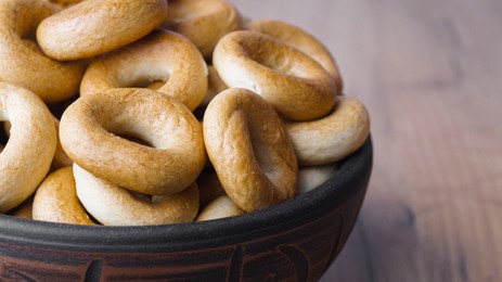 Tasty dry bagels (sushki) in bowl, closeup