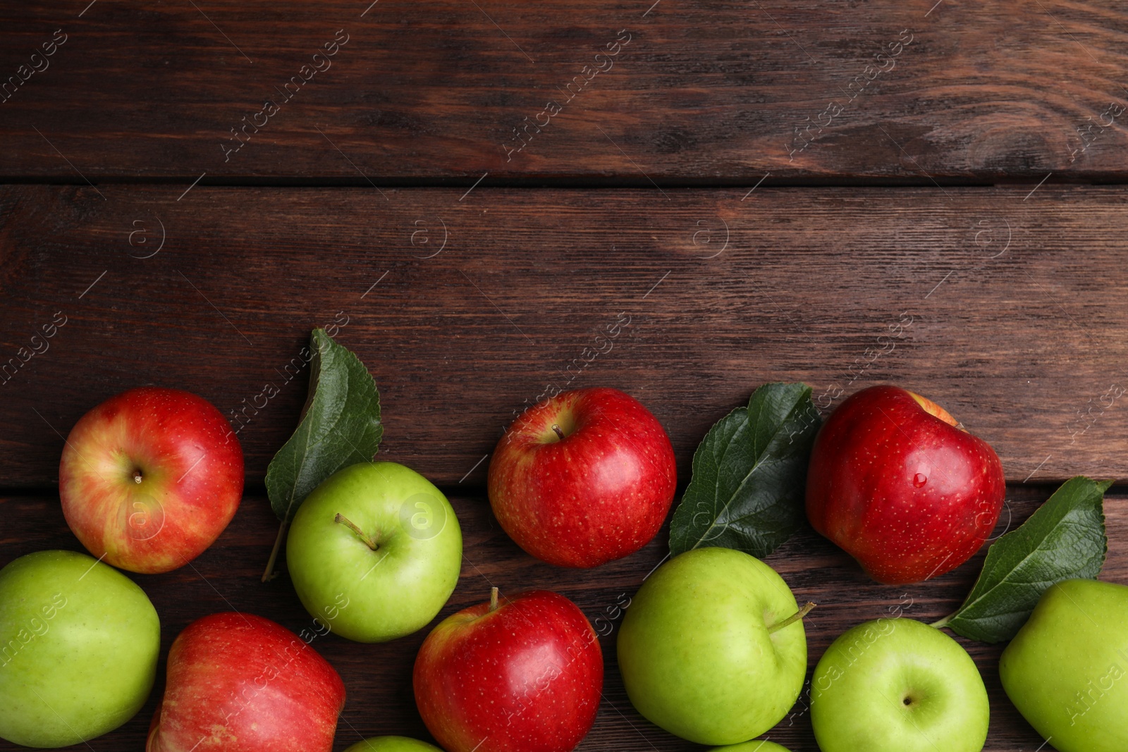 Photo of Fresh ripe apples on wooden table, flat lay. Space for text