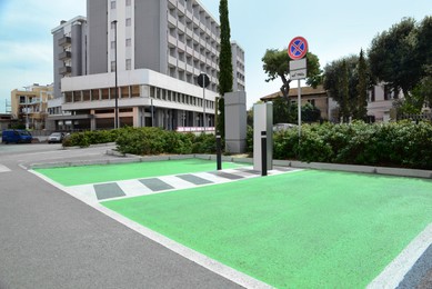 Electric vehicle charging station on city street