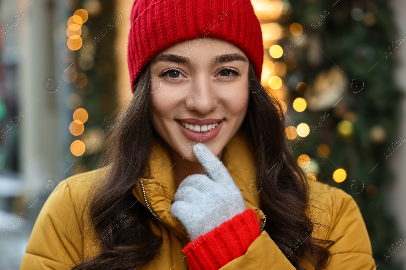 Photo of Portrait of smiling woman on city street in winter