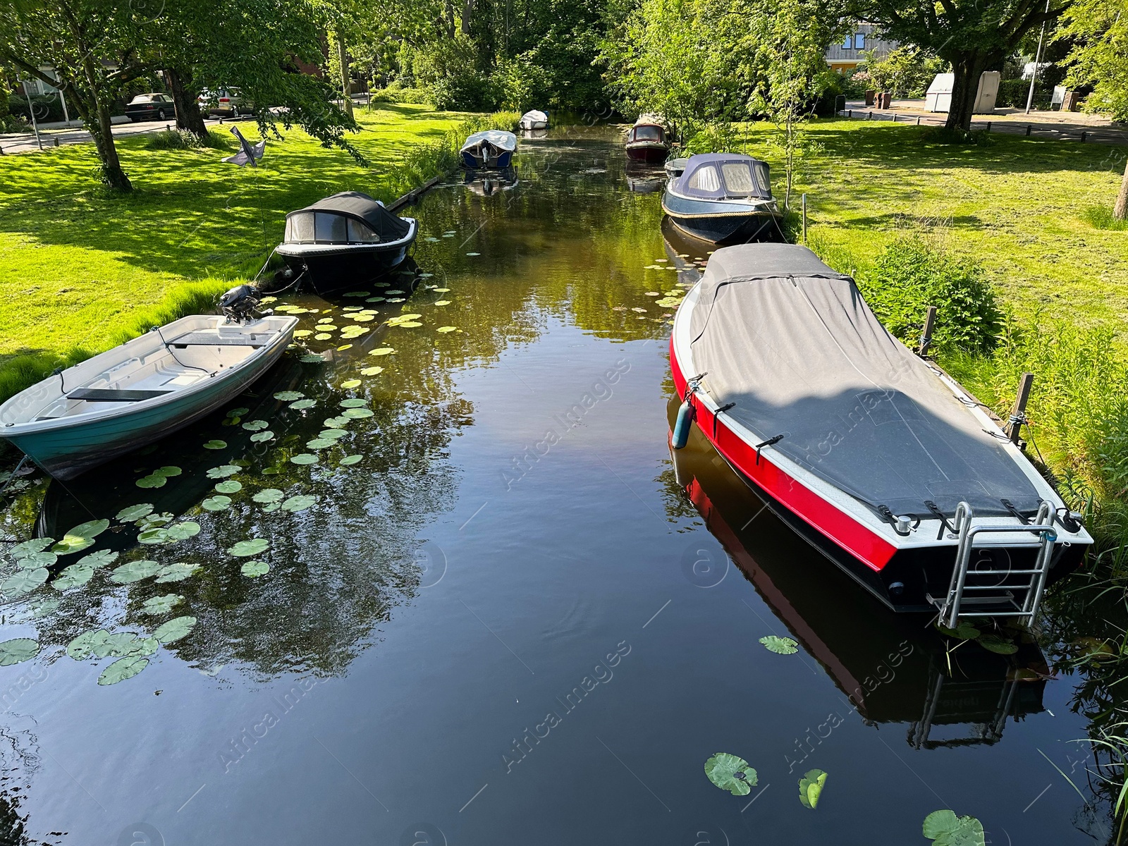 Photo of Beautiful view of canal with moored boats outdoors on sunny day