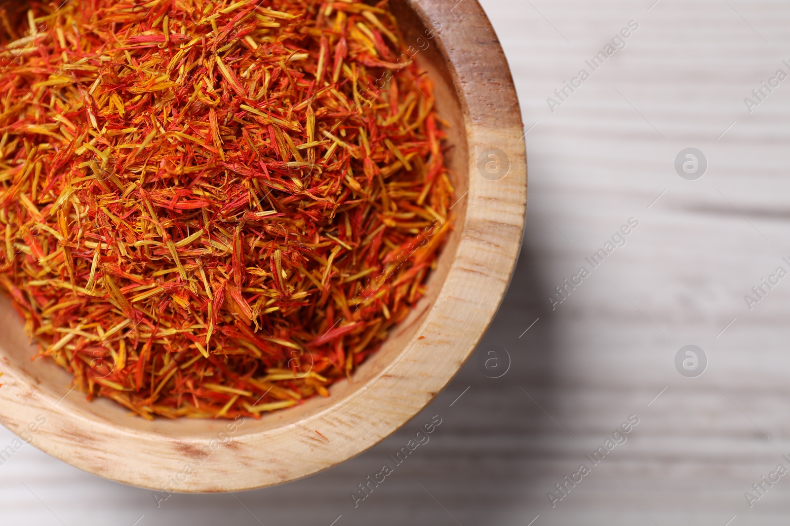 Photo of Aromatic saffron in bowl on table, top view