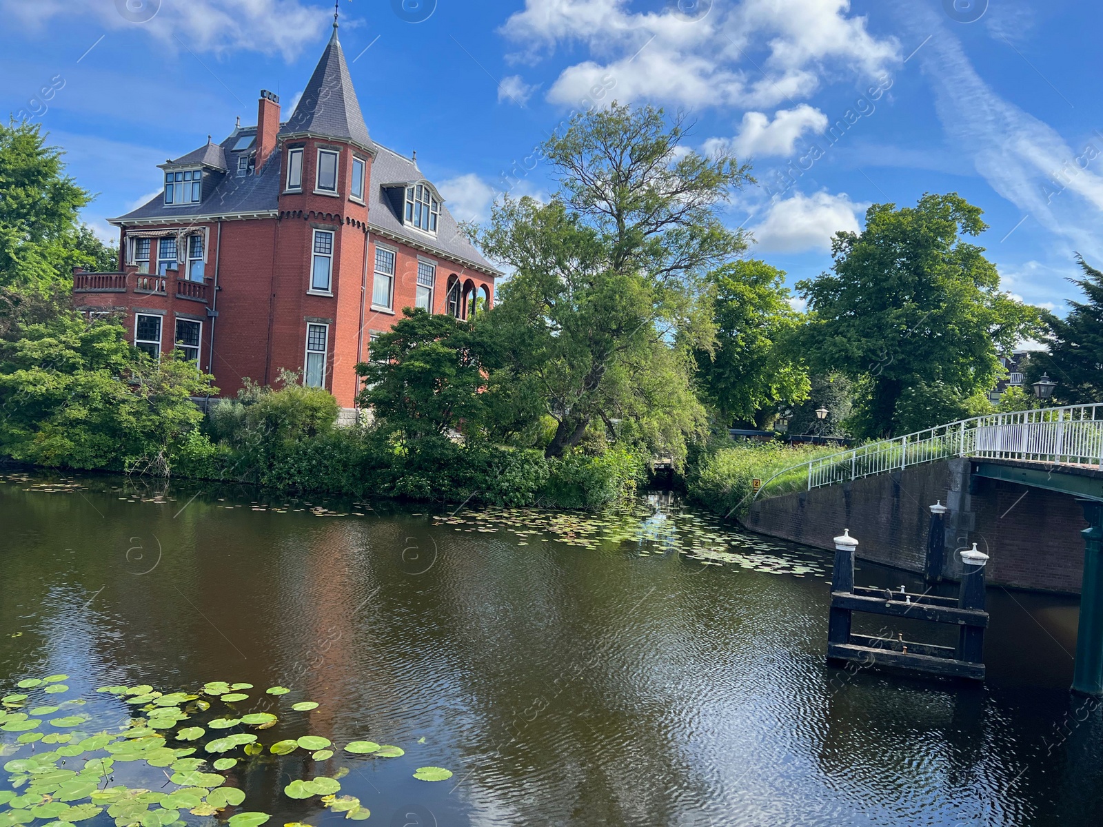 Photo of Beautiful view of house near river on sunny day