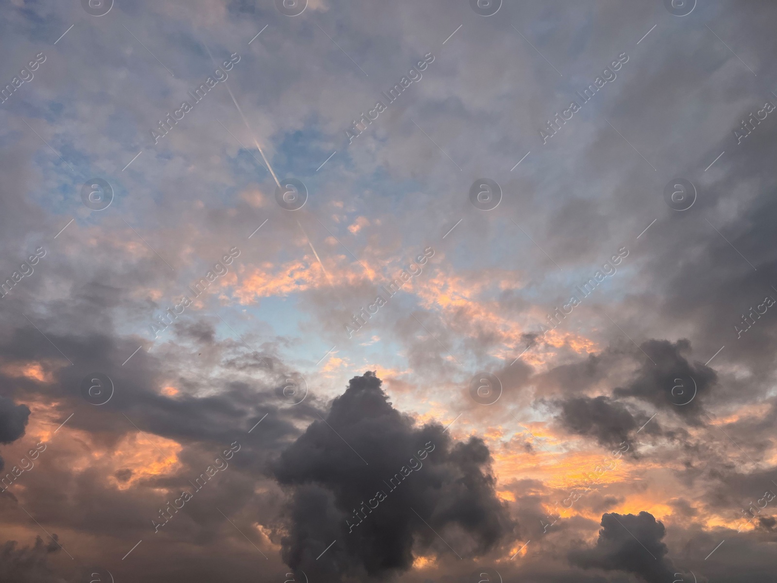 Photo of Picturesque view of cloudy sky at sunset