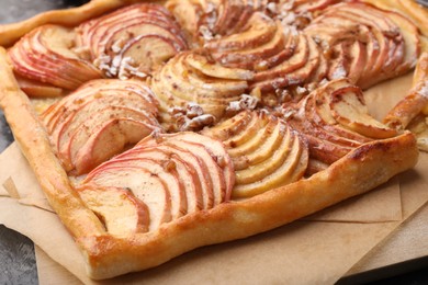 Freshly baked apple pie on table, closeup