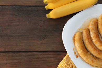 Photo of Delicious fried and fresh bananas on wooden table, flat lay. Space for text