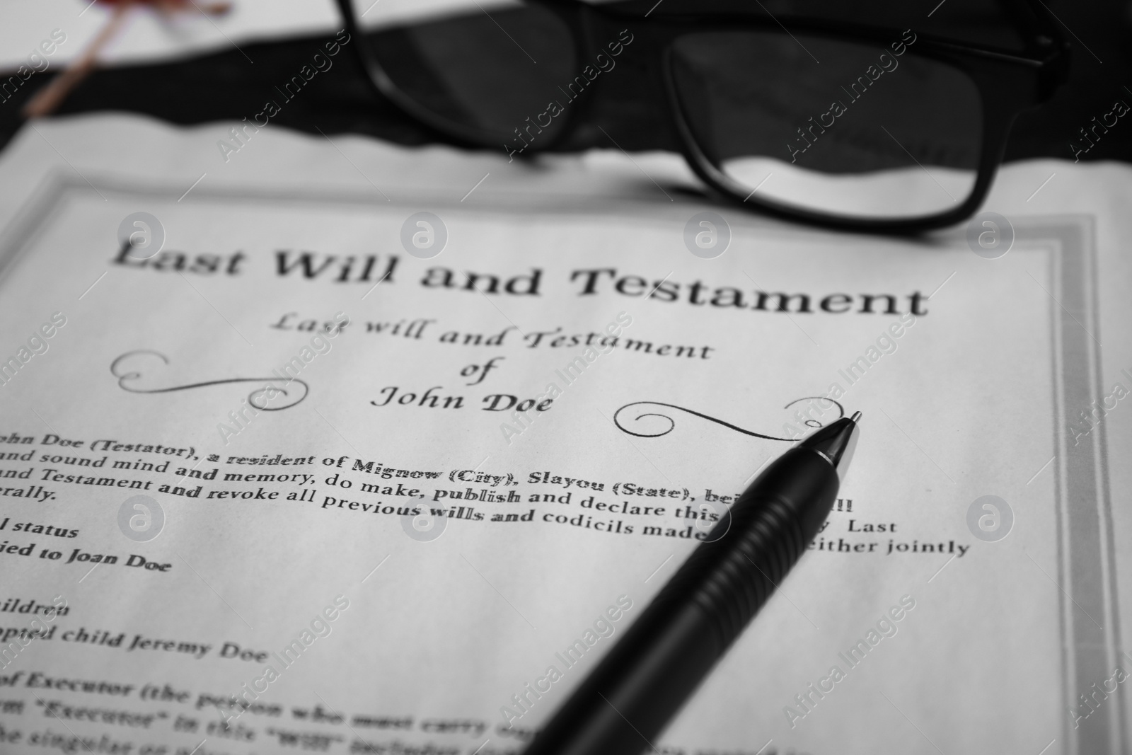 Photo of Last will and testament near pen, glasses on table, closeup