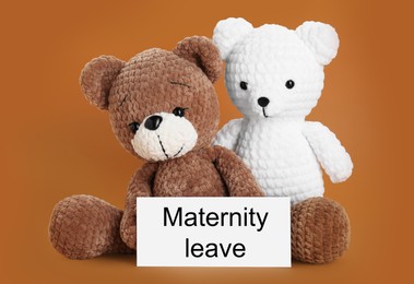 Toy bears and note with text Maternity Leave on brown background
