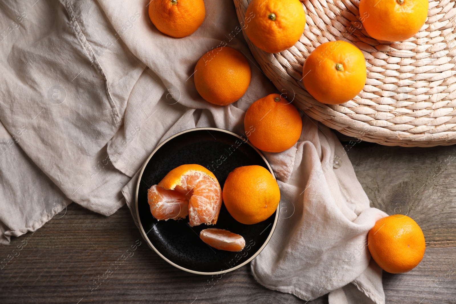 Photo of Many fresh ripe tangerines on wooden table, flat lay