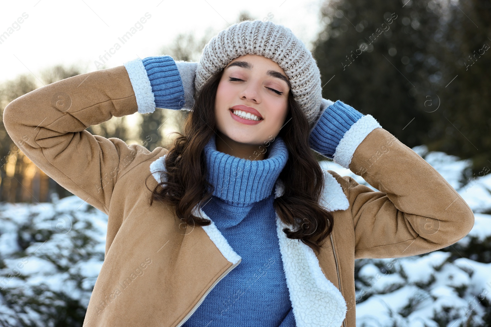 Photo of Portrait of smiling woman in snowy park
