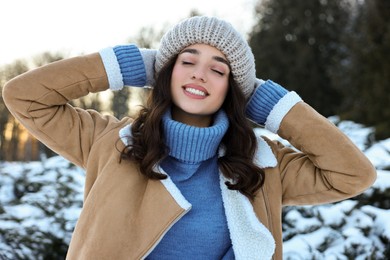 Photo of Portraitsmiling woman in snowy park
