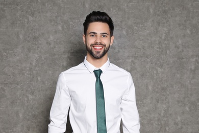 Photo of Portrait of confident businessman smiling on grey background