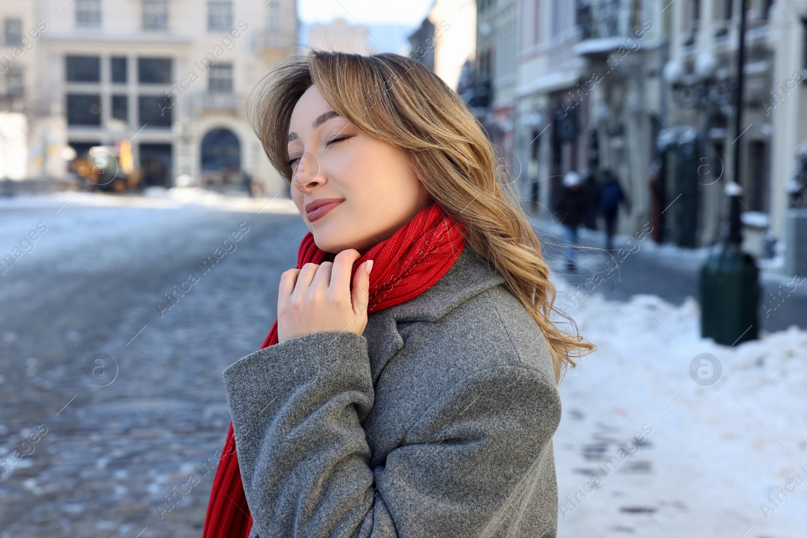 Photo of Portrait of charming woman on city street in winter