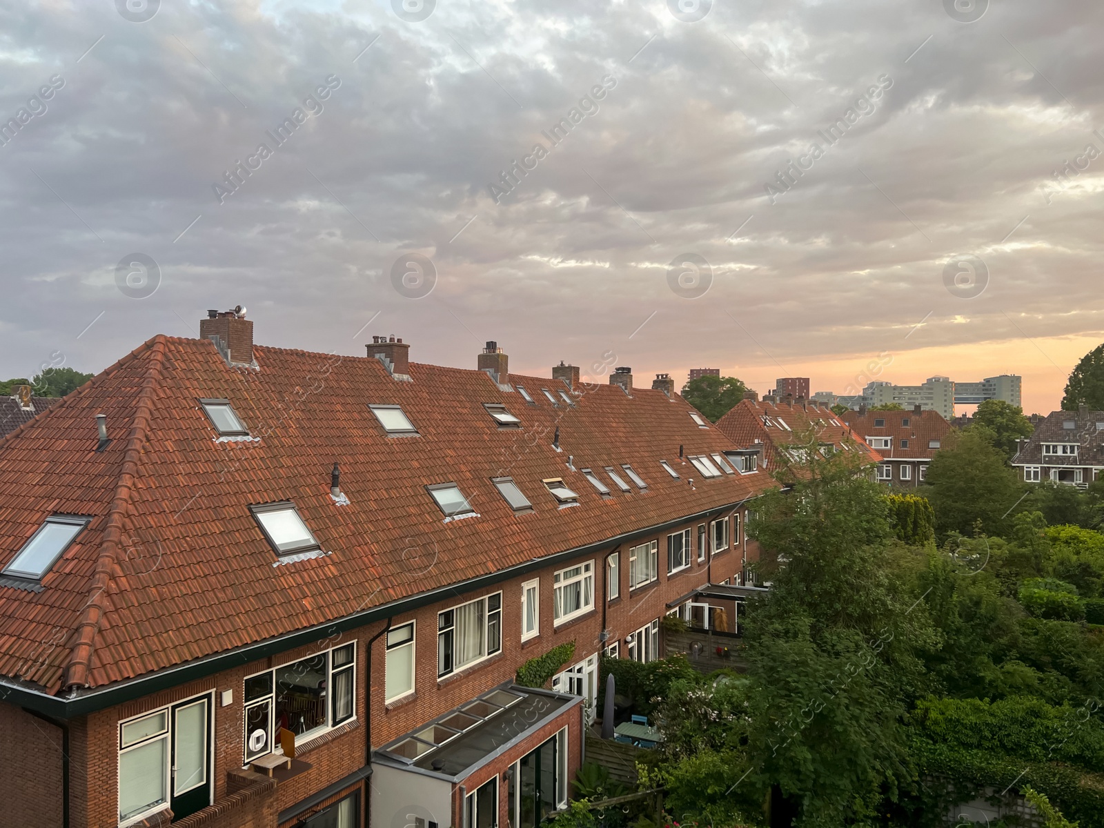 Photo of Beautiful view of cloudy sky over city in evening