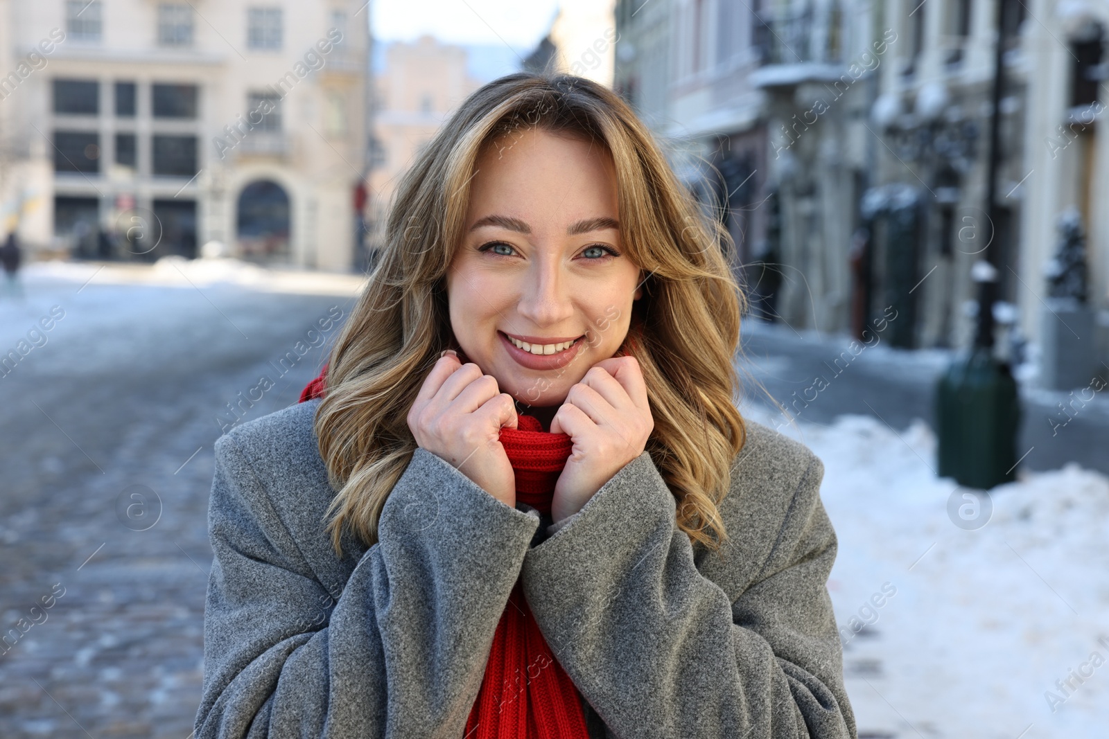 Photo of Portrait of smiling woman on city street in winter