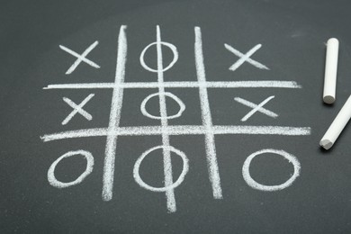 Photo of Tic tac toe game drawn on chalkboard