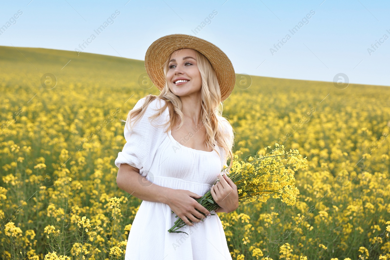 Photo of Portrait of happy young woman in field on spring day