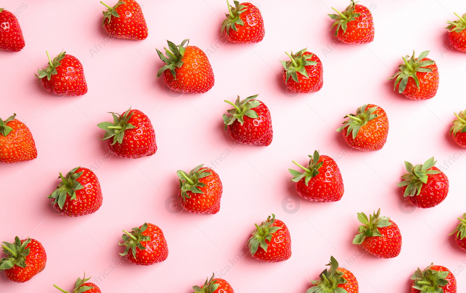 Photo of Flat lay composition with with tasty ripe strawberries on color background