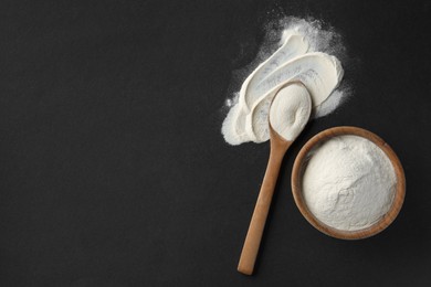 Photo of Bowl and spoon of agar-agar powder on black background, flat lay. Space for text