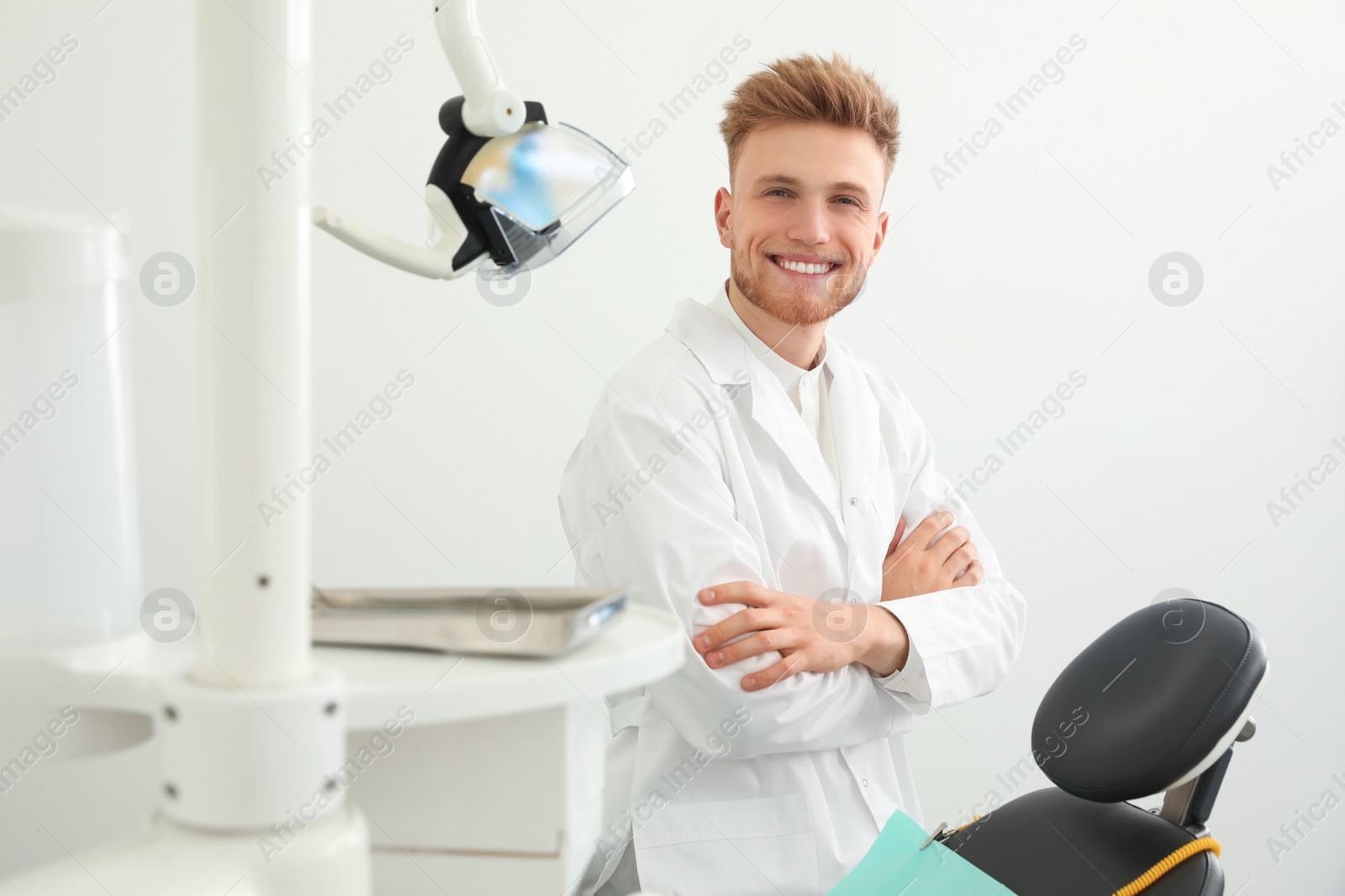 Photo of Portrait of professional dentist in modern clinic