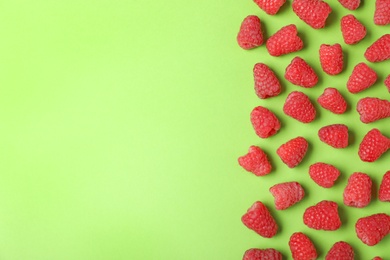 Photo of Flat lay composition with delicious ripe raspberries on green background. Space for text