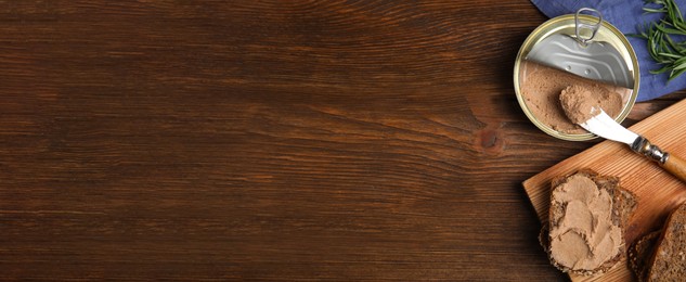 Tin can with delicious pate and slices of bread on wooden table, flat lay. Banner design with space for text