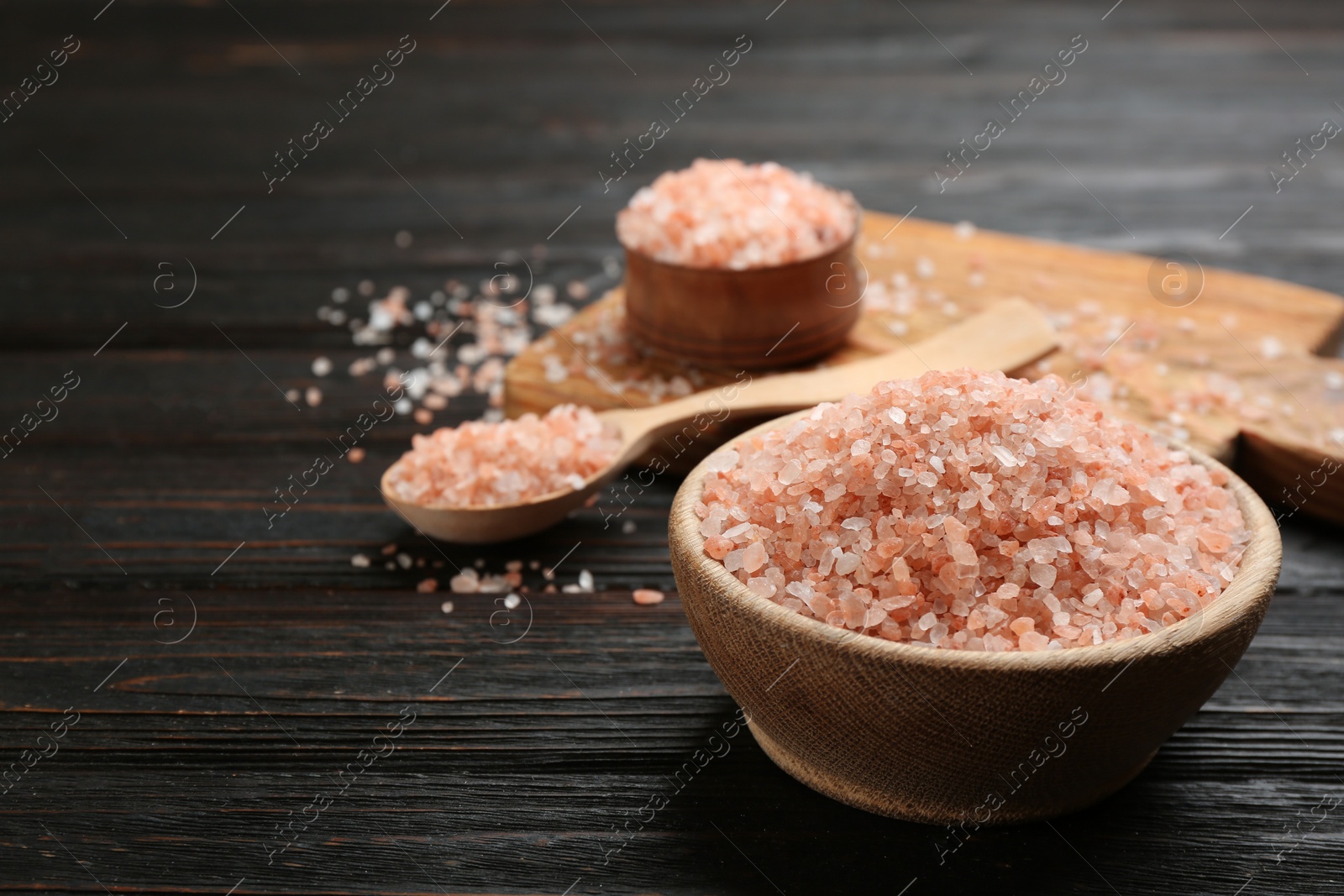 Photo of Pink himalayan salt in bowl on wooden table