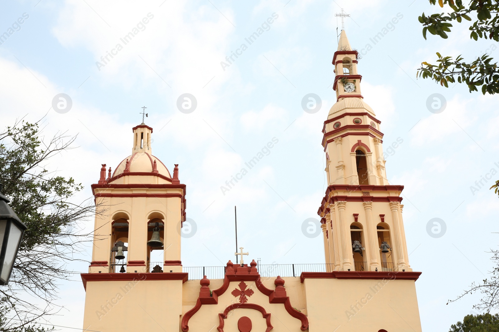 Photo of San Pedro Garza Garcia, Mexico – February 8, 2023: Beautiful Parroquia Santiago Apostol church outdoors