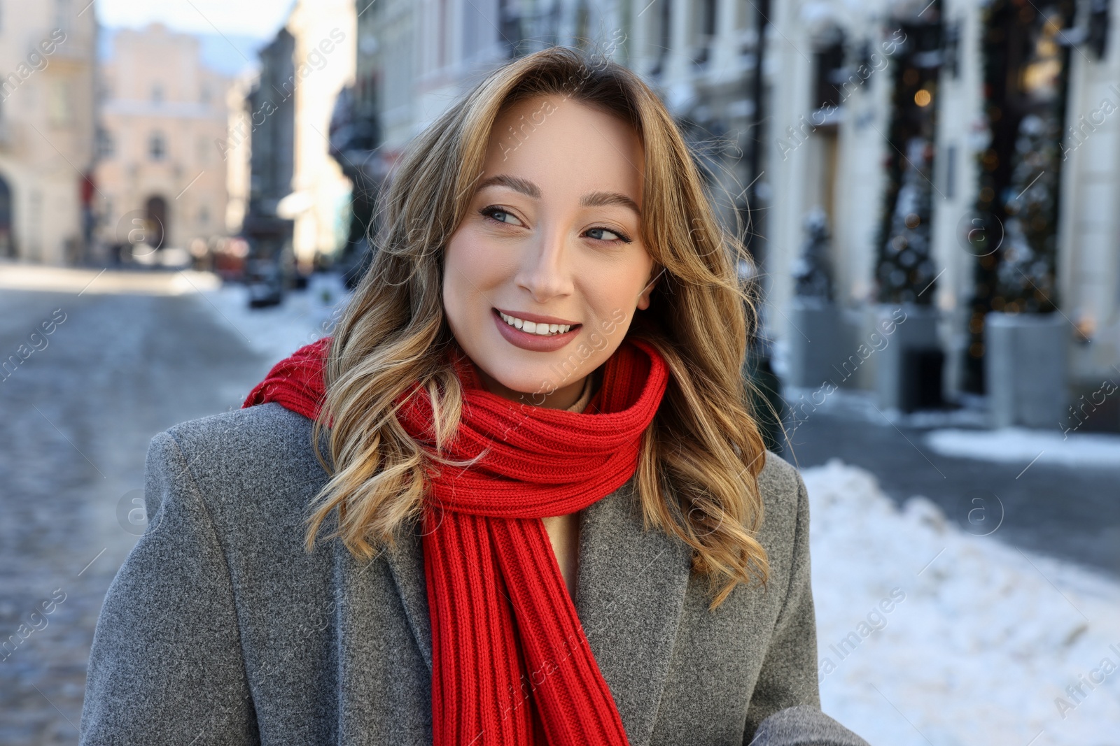 Photo of Portrait of smiling woman on city street in winter