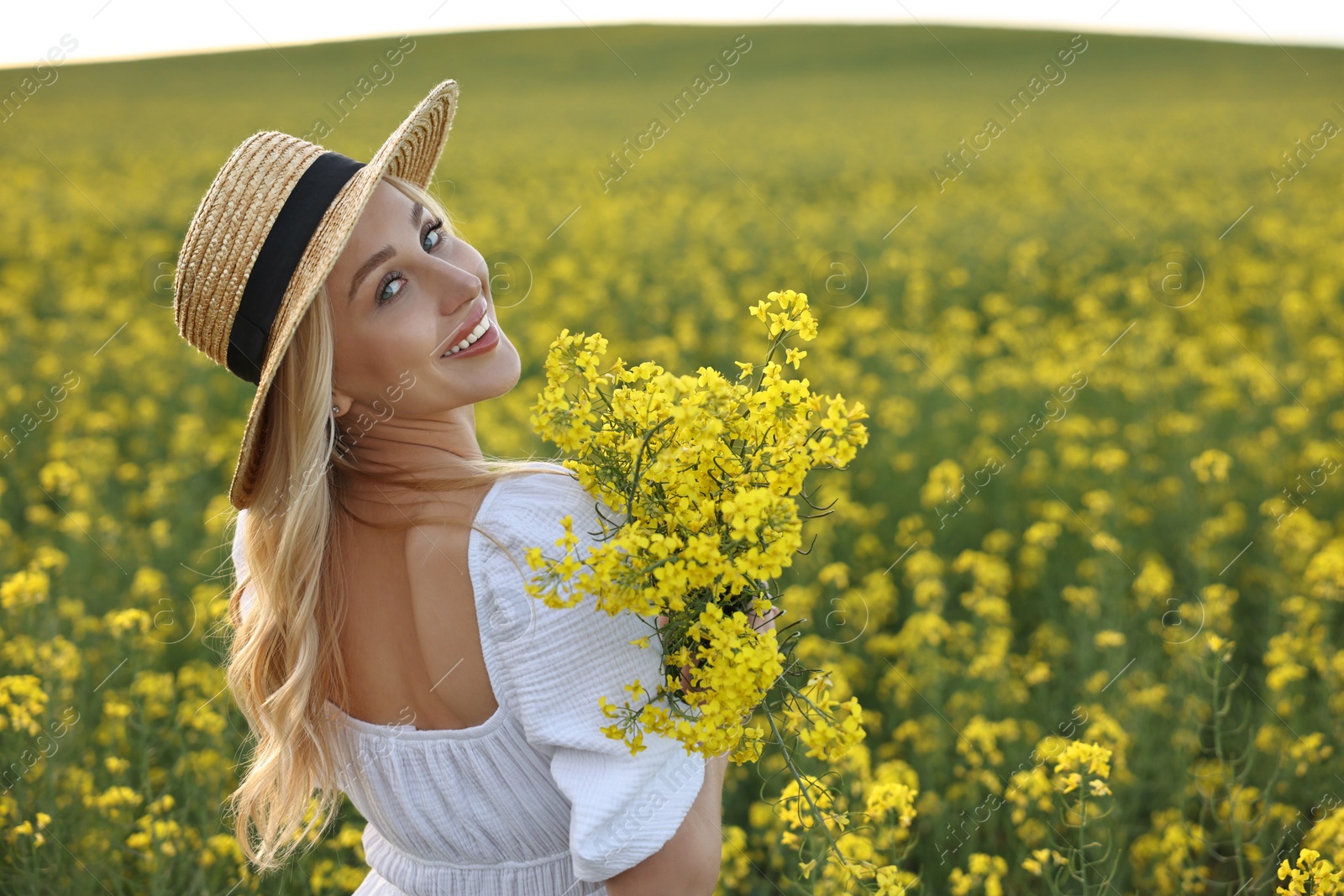 Photo of Portrait of happy young woman in field on spring day