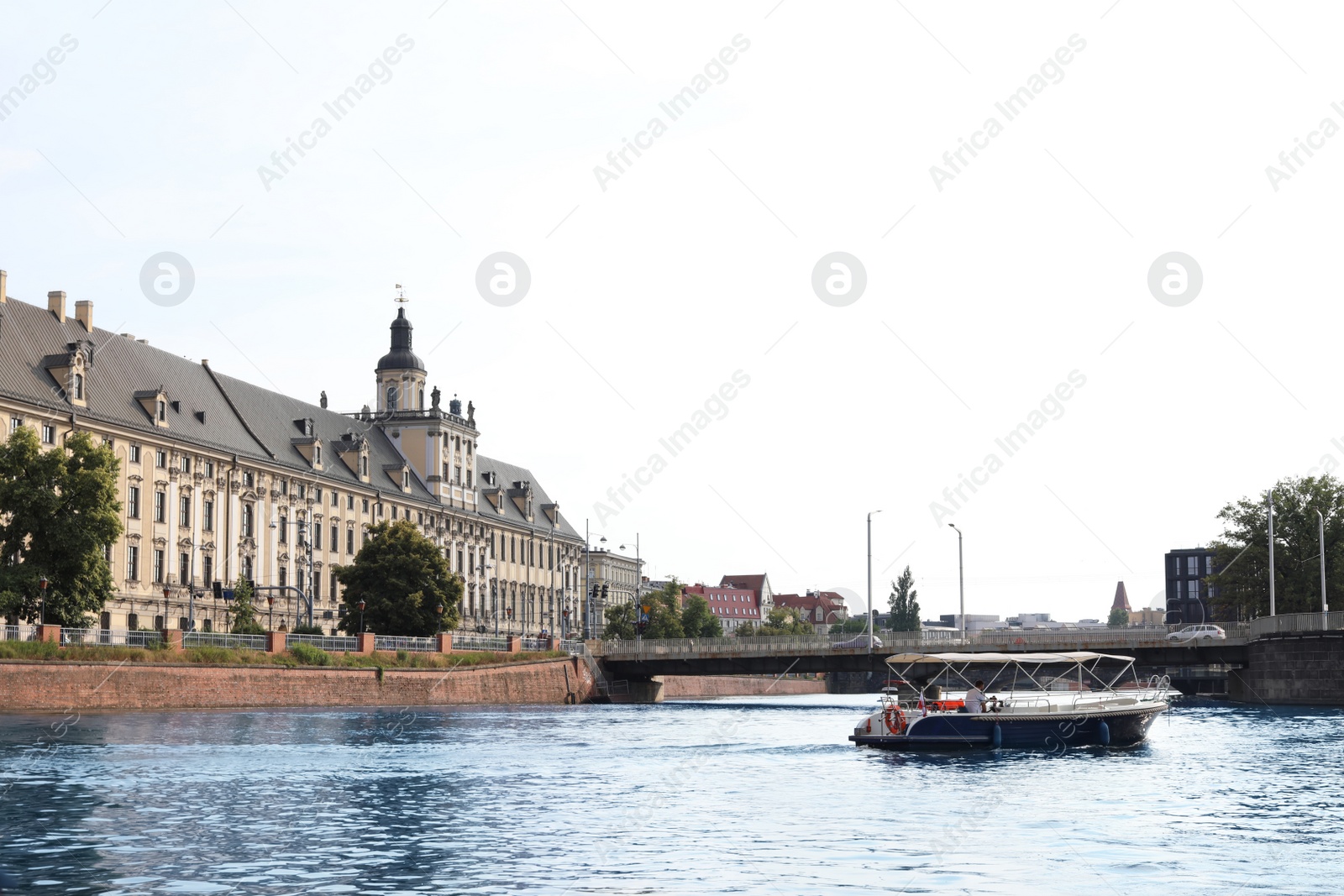 Photo of Beautiful view of city with bridge over river