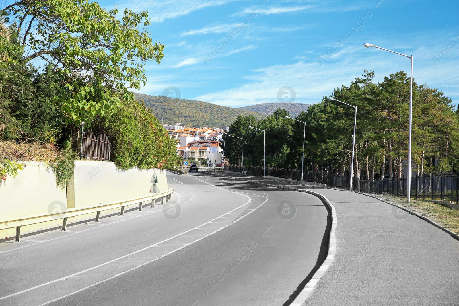 Photo of View of empty asphalt road on city street