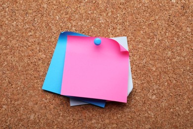 Photo of Blank paper notes pinned to cork background, closeup