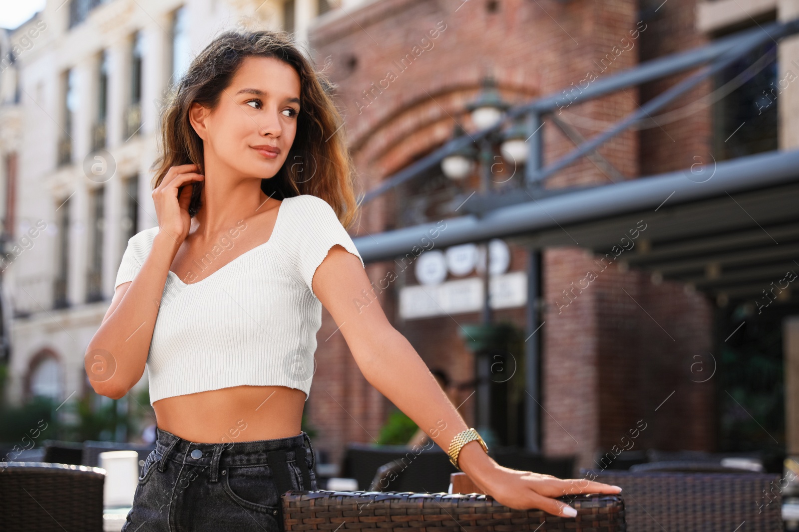 Photo of Portrait of happy young woman outdoors on sunny day