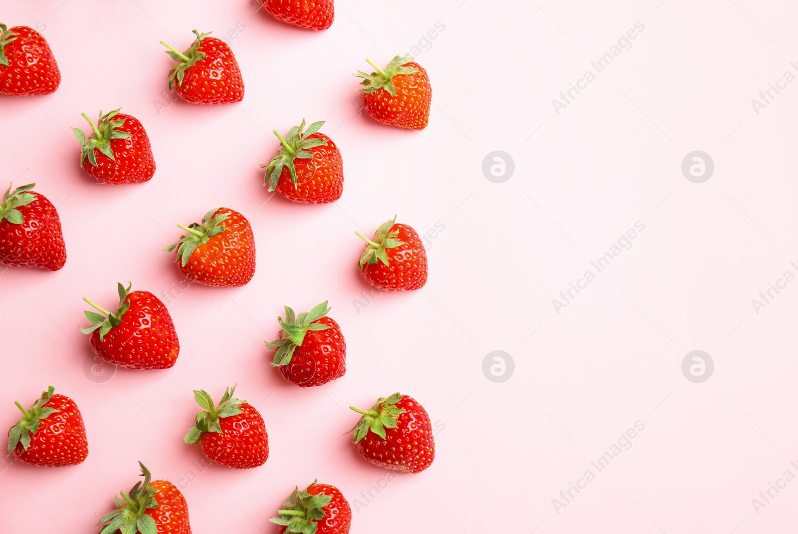 Photo of Flat lay composition with with tasty ripe strawberries on color background