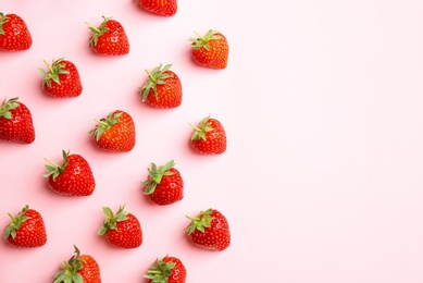 Photo of Flat lay composition with with tasty ripe strawberries on color background