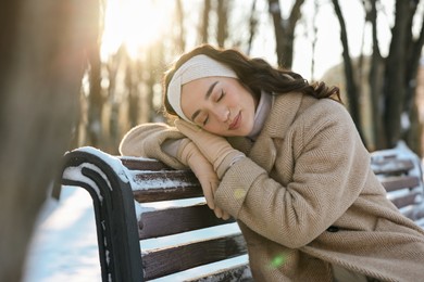 Photo of Portrait of beautiful woman resting in sunny snowy park