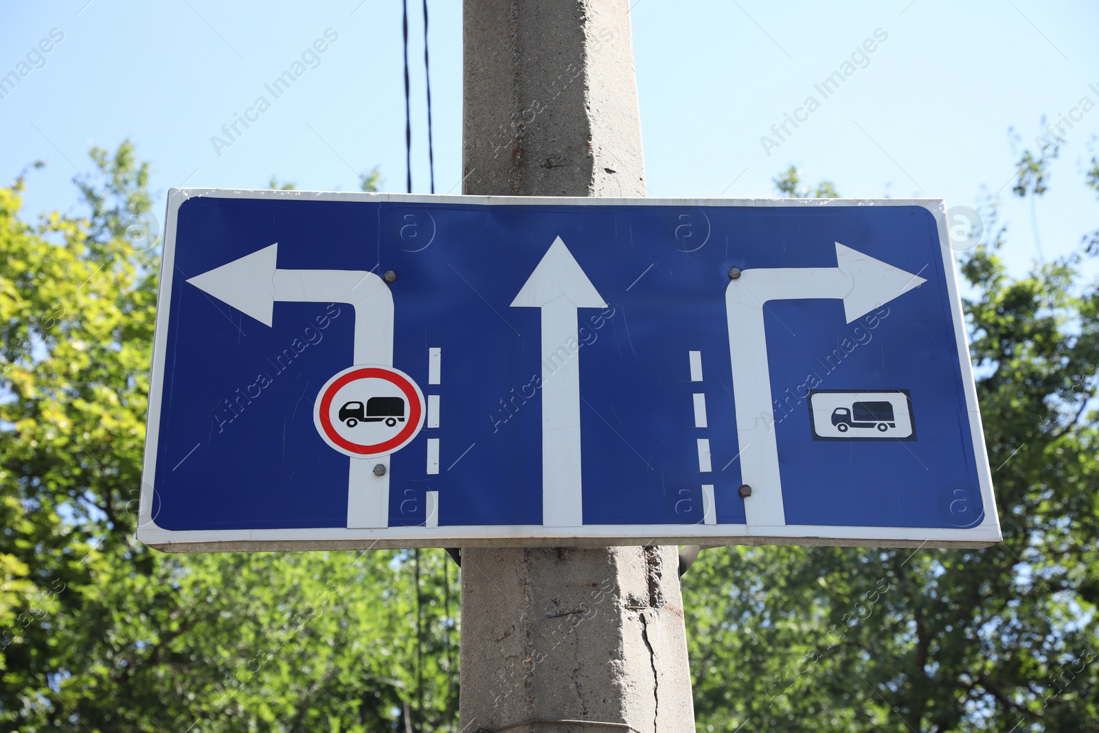 Photo of Post with traffic sign outdoors on sunny day