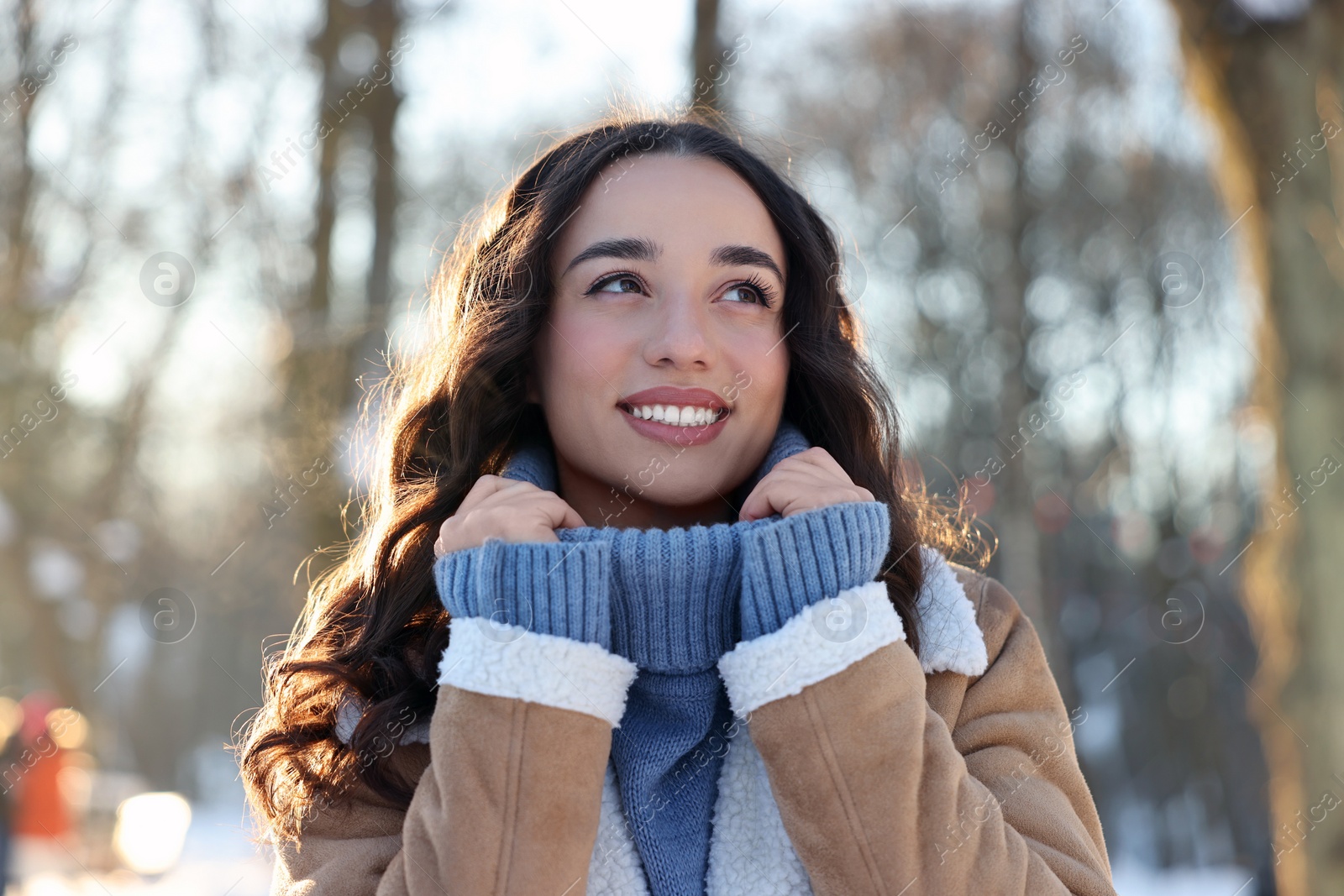 Photo of Portrait of smiling woman in winter snowy park