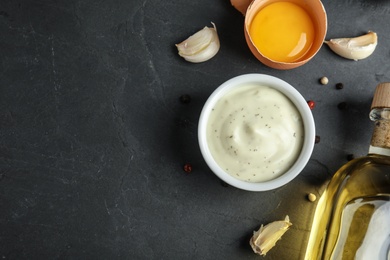 Photo of Flat lay composition with garlic sauce on dark background. Space for text