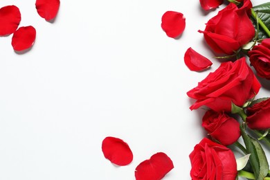 Photo of Beautiful red roses and petals on light background, flat lay. Space for text