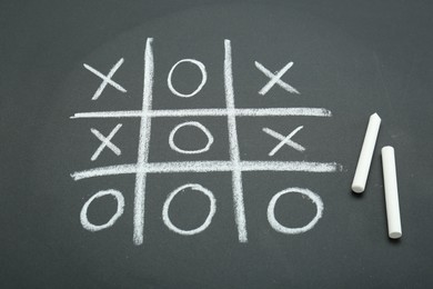 Photo of Tic tac toe game drawn on chalkboard