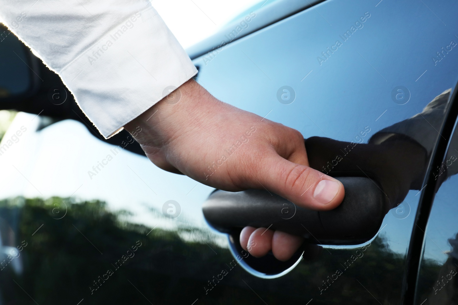 Photo of Closeup view of man opening car door