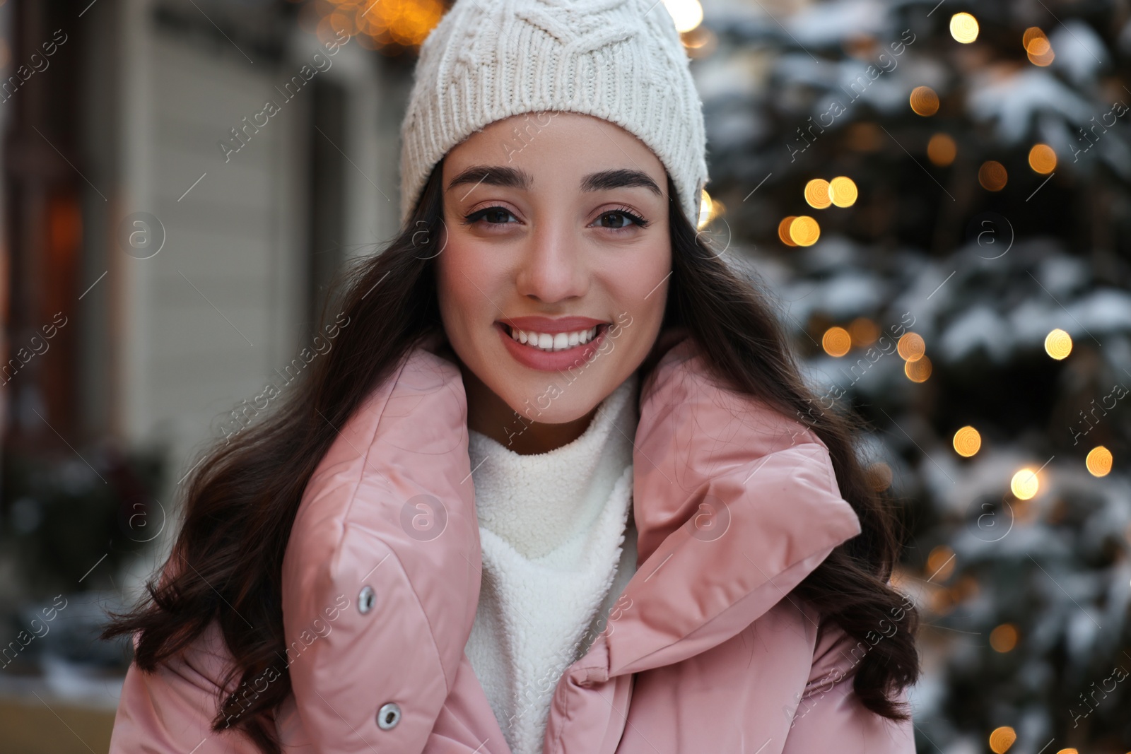 Photo of Portrait of smiling woman on city street in winter