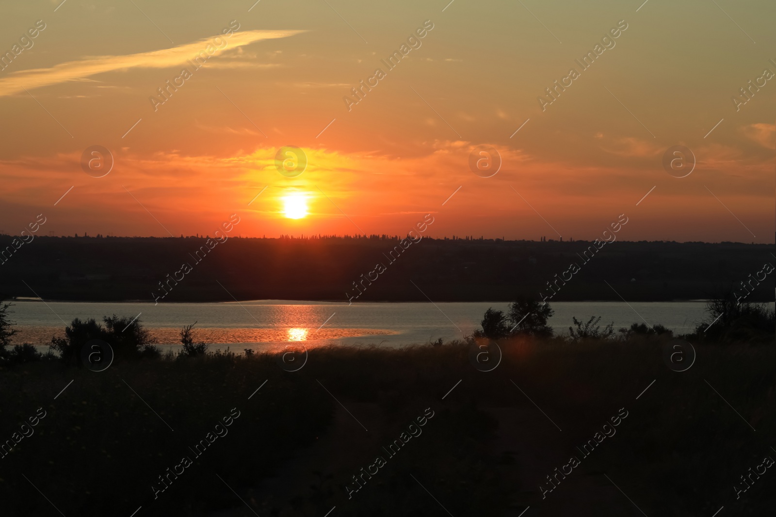 Photo of Picturesque view of beautiful cloudy sky over river at sunrise