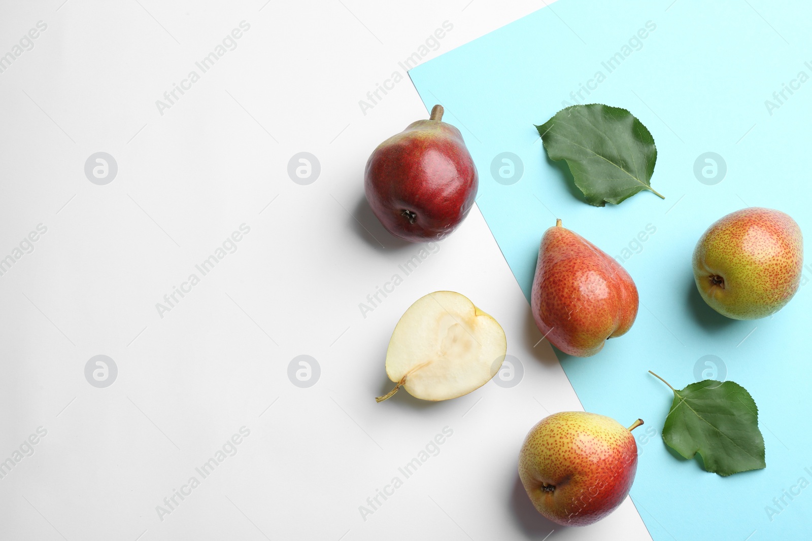 Photo of Ripe juicy pears on color background, flat lay. Space for text