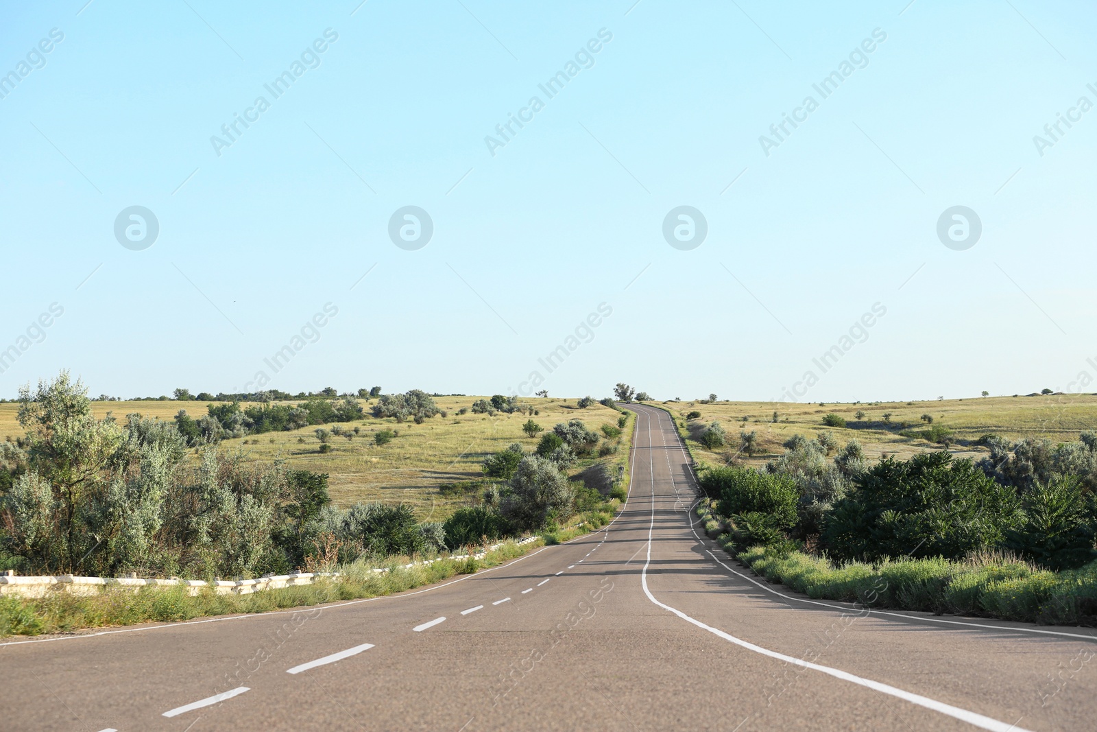 Photo of View of empty asphalt highway on sunny day